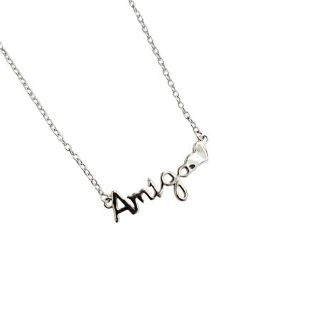gargantilla de plata con la palabra Amiga y un corazon