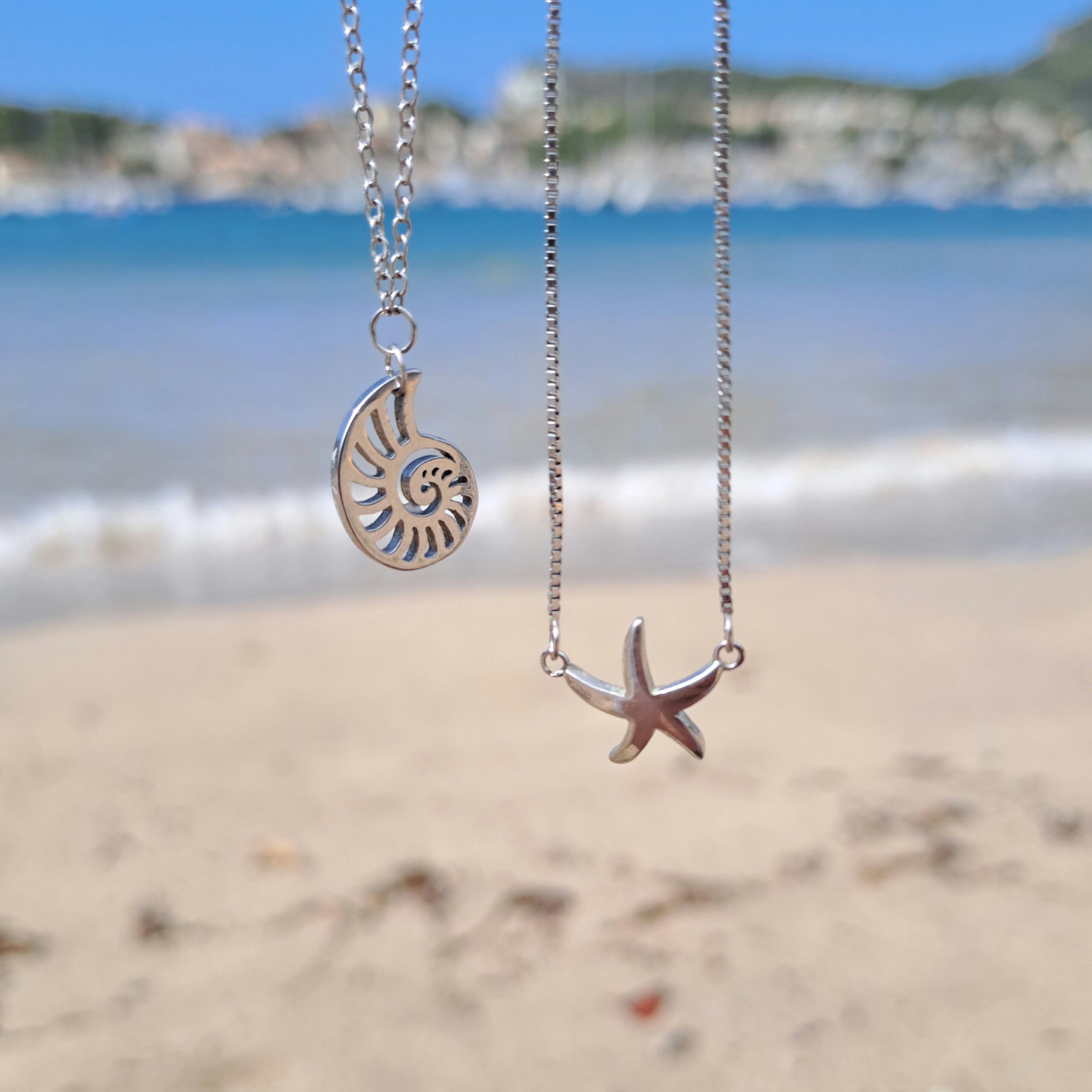 La Gargantilla Estrella de Mar es una preciosa gargantilla fabricada en plata de ley 925 con una cadena y un precioso símbolo de una Estrella de Mar colgando del centro. Esta gargantilla viene presentada en un cartoncito ilustrado con la frase » NO TODAS LAS ESTRELLAS VIENEN DEL CIELO … PIDE UN DESEO »
