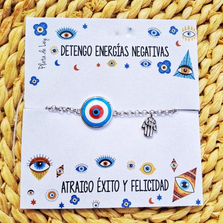 pulsera de plata con una cadena y en el centro un ojo turco y a un lado una pequeña mano de fatima