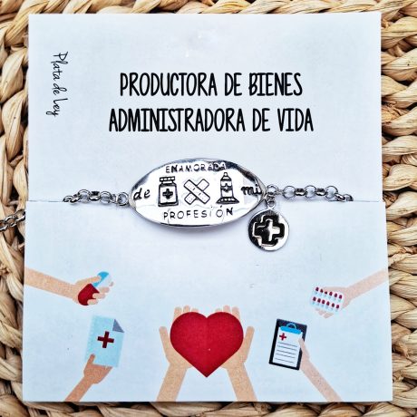 pulsera de plata con una cadena y en el centro una chapa ovalada con esta grabado a laser enamorada de mi profesion con una pequeña chapita redonda a un lado donde esta graabada una cruz
