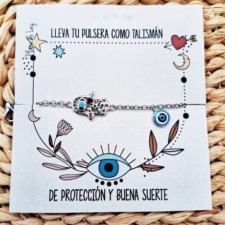 Pulsra de plata con una cadena y en el centro una mano de fatima con pequeñas piedras de colores y a un lado cuelga un ojo turco