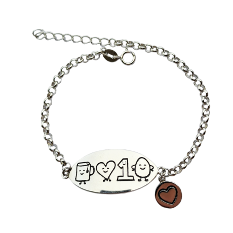 pulsera de plata con una cadena y en el centro una chapa ovalada con esta grabado a laser el dibujo de una taza, un corazon, un numero uno y un huevo, con una pequeña chapita redonda a un lado donde esta graabada un corazon