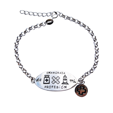 pulsera de plata con una cadena y en el centro una chapa ovalada con esta grabado a laser enamorada de mi profesion con una pequeña chapita redonda a un lado donde esta graabada una cruz