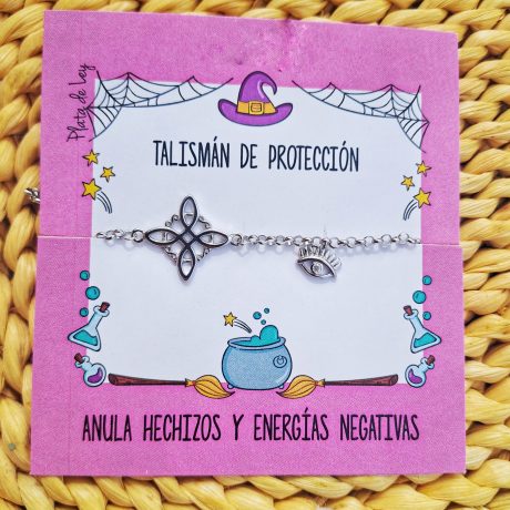 pulsera de plata con una cadena y en en centro el simbolo de nudo de bruja y una pequeño ojo de orus colgando