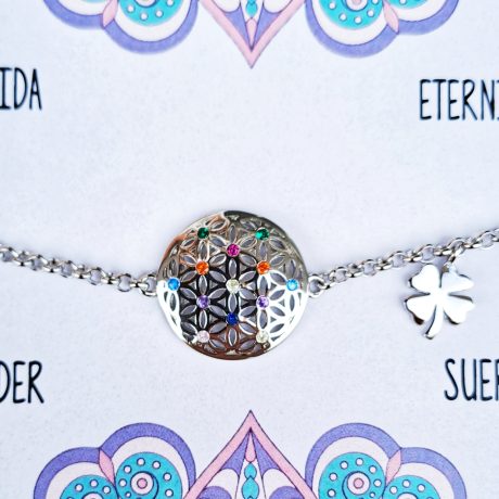 Pulsera de plata con una cadena y en el centro yn mandala con circonitas de colores y en un lado de la pulsera un pequeño trebol de cuatro ojas