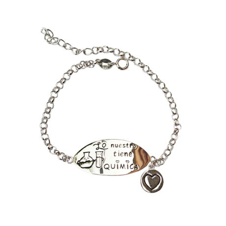 Pulsera de plata con una chapa ovalada en el centro donde esta grabado ( lo nuestro tiene quimica) a un lado de la pulsera cuelga una pequeña chapa con corazon grabada en el centro