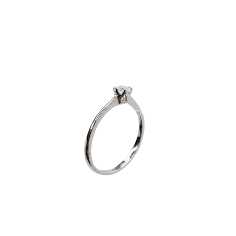 El anillo con circonita engarzada en un precioso anillo fabricado en plata un una circonita transparente engarzada que al reflejar los rayos de luz da un brillo espectacular. Características del Anillo Circonita Engarzada : Espesor de aro: 4 MM Ancho: 8 mm. Circonita:  mm fabricado en plata de ley 925 Dale un toque de brillo a tus manos con nuestro anillo de circonita engarzada. Fabricado en plata de ley 925 y con un diseño espectacular, no querrás quitártelo.