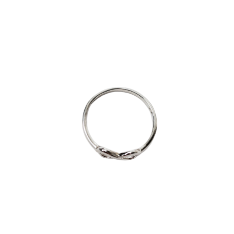Anillo de plata con un infinito en el centro del anillo