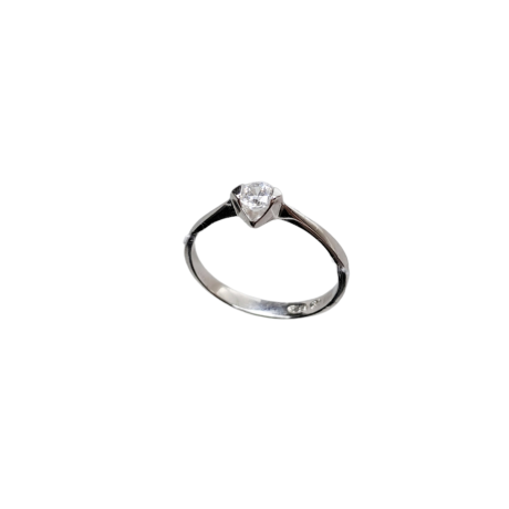 El anillo Solitario con Circonita es un anillo con mucho brillo, elegante y con mucho estilo . Este anillo esta diseñado con una aro de plata totalmente liso con una circonita triangular en el centro. Características Anillo Solitario Circonita: Espesor de aro: 4 mm Ancho: 8 mm. Circonita: 13 mm Zona central donde se encuentra la circonita mide 20 mm Fabricado en plata de ley 925. Luce con estilo y brillo con nuestro anillo solitario de circonita. Diseñado con una circonita triangular en un aro de plata liso. ¡Disponible ahora! Disponible en talla 12,14,16,18,20 y 24.