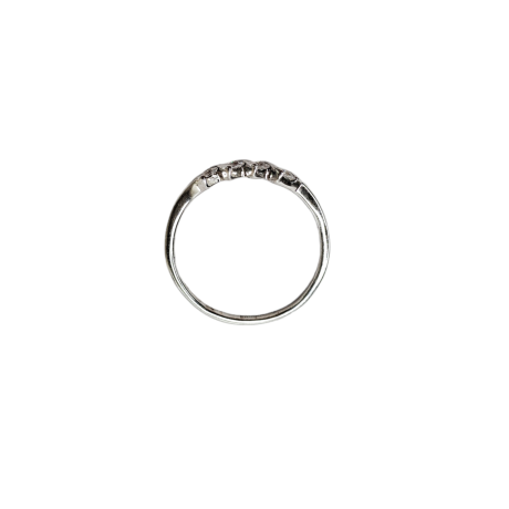 Anillo de plata con cuatro circonita una la lado de otra en el centro del anillo