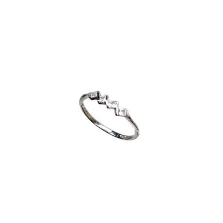 El anillo Cuatro Circonitas es un anillo  de plata cerrado con muchos destellos, un diseño original que al darle la luz refleja un precioso destello. Se trata de un anillo con cuatro circonitas en forma de rombo alineadas.  Características del  Anillo Cuatro Circonitas : Espesor de aro: 4 mm Ancho del aro: 4 mm Las cuatro circonitas correlativas miden 46 mm de ancho Las cuatro circonitas miden de altura: 13 mm de altura. Fabricado en plata de ley 925 Luce elegante con nuestro anillo Cuatro Circonitas de plata. Un diseño original y brillante que refleja destellos al recibir la luz. ¡Consigue el tuyo ahora! 