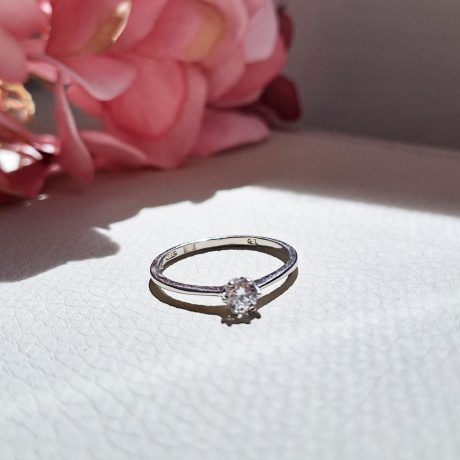Anillo de plata o solitario con una circonita en el centro del anillo
