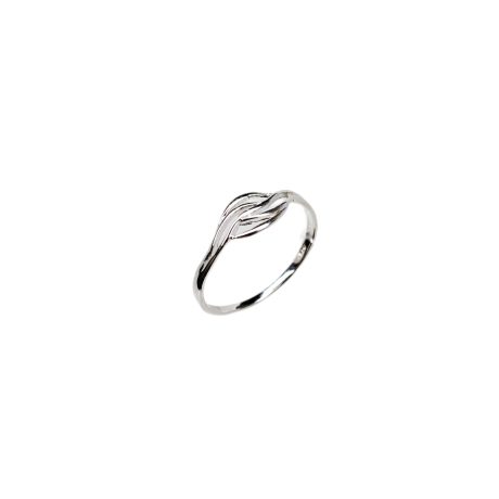 El Anillo Hoja de plata  anillo sencillo y a la vez precioso de plata con forma central de hoja. Características del Anillo Hoja de plata  : Ancho del aro en su parte mas gruesa 8 mm Forma central de hoja : 27 mm y 38 mm de ancho Espesor del aro : 3mm Fabricado en plata de ley 925. Luce elegante con el Anillo Hoja de plata, un impresionante anillo de plata con detallado diseño de hoja. ¡Consigue el tuyo ahora! Consulta tu talla  de anillo con las tres formulas de tallaje que puedes encontrar en nuestro blog⇐ Disponible en talla 12,14,16,18,20 y 24.