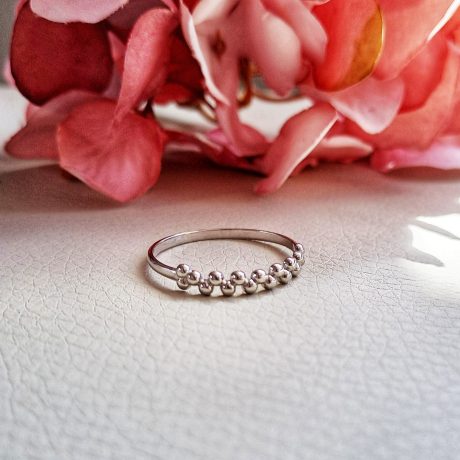 anillo de plata con bolitas unidas entre si