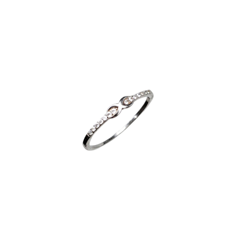 El Anillo Lazo de plata es un anillo de plata de ley 925, con  un pequeño lazo en el centro entrelazando el anillo y a su lado unas pequeñas circonitas, es un sencillo y discreto anillo, combinable con cualquier otro anillo. Consulta tu talla  de anillo con las tres formulas de tallaje que puedes encontrar en nuestro blog⇐ Medidas: Ancho de aro: 4 mm Espesor del aro: 6 mm Ancho del Lazo : 32 mm Altura del Lazo : 11 mm. Descubre la elegancia del Anillo Lazo de plata, un discreto anillo de plata de ley 925 con un encantador lazo entrelazado y circonitas.