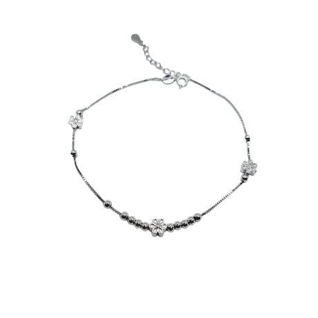 Tobillera de plata con tres flores y unas bolitas como motivos decorativos