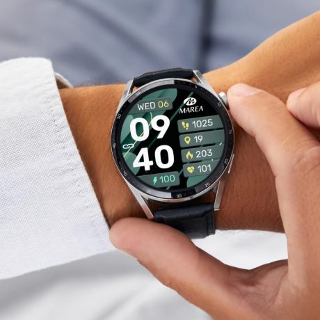 reloj smart encendido color negro y con la caja plateada puesto en una muñeca de hombre