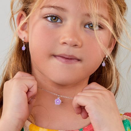 Niña con el conjunto de joyas de plata con una flor esmaltada en lila