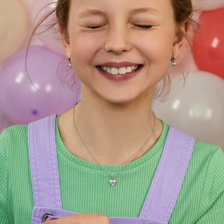 El  Collar Niña Corazón Arcoíris  es un precios collar infantil  fabricado en plata de ley  925 con una cadena de la que cuelga un precios Corazón  esmaltado en colores pastel , dibujando dentro del corazón un arcoíris, una pequeña nube rosa y detalles en el cielo de purpurina  Medidas del Collar Niña Corazón Arcoíris Material: Plata de 1ª Ley 925 mil. Corazón arcoíris: 5mm. Talla: Adaptable Cierre reasa  Descubre el encanto del Collar Niña Corazón Arcoíris en plata de ley 925. Un diseño adorable con un corazón esmaltado y un arcoíris, perfecto para las pequeñas fashionistas. ¡Hazlas brillar!
