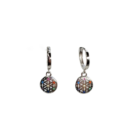 Los Pendiente Aro Mándala de Colores  son unos  precioso pendiente de aro con cierre de clip con un Mándala en forma circular repleto  de circonitas de colores Características : Diámetro del aro  11.3 mm Diámetro  8,9 mm Cierre de Clip Fabricados en Plata de Ley 925 . Luce elegante con estos pendientes, fabricados en Plata de Ley 925 y con circonitas multicolores. ¡Hazte con ellos ahora y deslumbra!