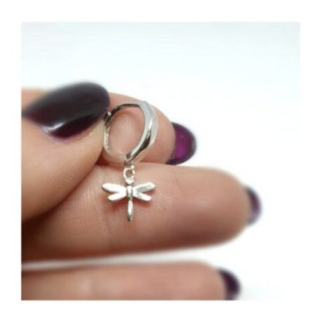 Los Pendiente Aro Dragonfly de plata son unos  precioso pendiente de aro con cierre de clip con un pequeña Libélula de plata . Características : Diámetro del aro  11.3 mm Altura de  la Libélula  6.5 mm Ancho de la  Libélula 6.8 mm Incluye tuerca de presión de plata Fabricados en Plata de Ley 925 . Luce elegante con estos Pendiente Aro Dragonfly de plata. Con un diseño de libélula, estos pendientes de aro son perfectos para cualquier ocasión. ¡Consigue los tuyos ahora!