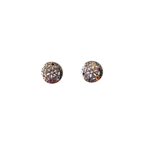 Los Pendiente Mándala de plata son unos bonitos  pendientes con forma de de redonda simulando un Mándala  con pequeñas circonitas de colores. Características : Diámetro 8.9 mm Palito 10 mm Incluye tuerca de presión de plata Fabricados en Plata de Ley 925 . Luce elegancia con nuestros Pendiente Mándala de plata, con circonitas de colores y diseño único. ¡Deslumbra en cada ocasión!