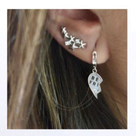 Los Pendiente Aro Mejores Amigas de plata son unos  precioso pendiente de aro con cierre de clip con forma de dos medios corazones y dentro grabado a laser la frase ( BEST FRIEND) en la parte inferior del corazón hay dos pequeñas circonitas transparentes que le dan un toque de brillo al pendiente. Características : Diámetro del aro  11.5 mm Ancho del medio corazón  7.4 mm Largo del medio corazón  13.9 mm Fabricados en Plata de Ley 925 . Sorprende a tu mejor amiga con estos hermosos Pendientes Aro Mejores Amigas de plata. Diseño de corazones grabados a láser con un toque de brillo