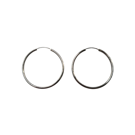Los Pendiente Aro 37 mm plata A14  son unos  precioso pendiente de aro liso que se cierra sobre su mismo, ideales para primer segundo o tercer agujero. Características : Diámetro del aro  37 mm Espesor del aro 1.8 mm Cierre sobre si mismo Fabricados en Plata de Ley 925 . Luce elegante con nuestros aros . Ideales para primer, segundo o tercer agujero. ¡Un accesorio imprescindible para cualquier ocasión