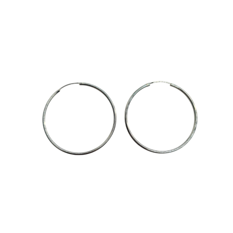 Los Pendiente Aro 43 mm plata A15  son unos  precioso pendiente de aro liso que se cierra sobre su mismo, ideales para primer segundo o tercer agujero. Características : Diámetro del aro  43 mm Espesor del aro 1.8 mm Cierre sobre si mismo Fabricados en Plata de Ley 925 . Pendientes, ideales para primer, segundo o tercer agujero. Con cierre sobre sí mismo. Fabricados en Plata de Ley 925. ¡Compra ahora!