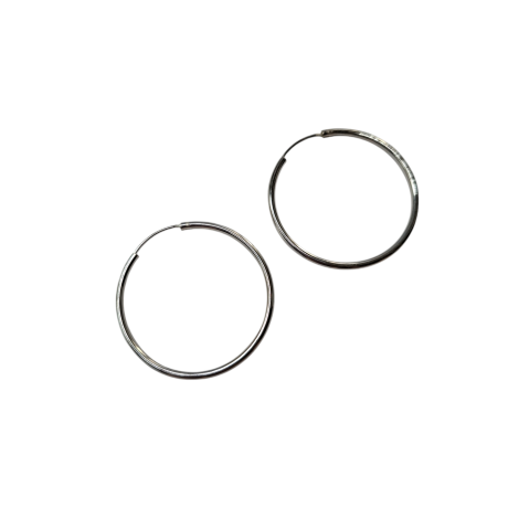 Los Pendiente Aro 37 mm plata A14  son unos  precioso pendiente de aro liso que se cierra sobre su mismo, ideales para primer segundo o tercer agujero. Características : Diámetro del aro  37 mm Espesor del aro 1.8 mm Cierre sobre si mismo Fabricados en Plata de Ley 925 . Luce elegante con nuestros aros . Ideales para primer, segundo o tercer agujero. ¡Un accesorio imprescindible para cualquier ocasión
