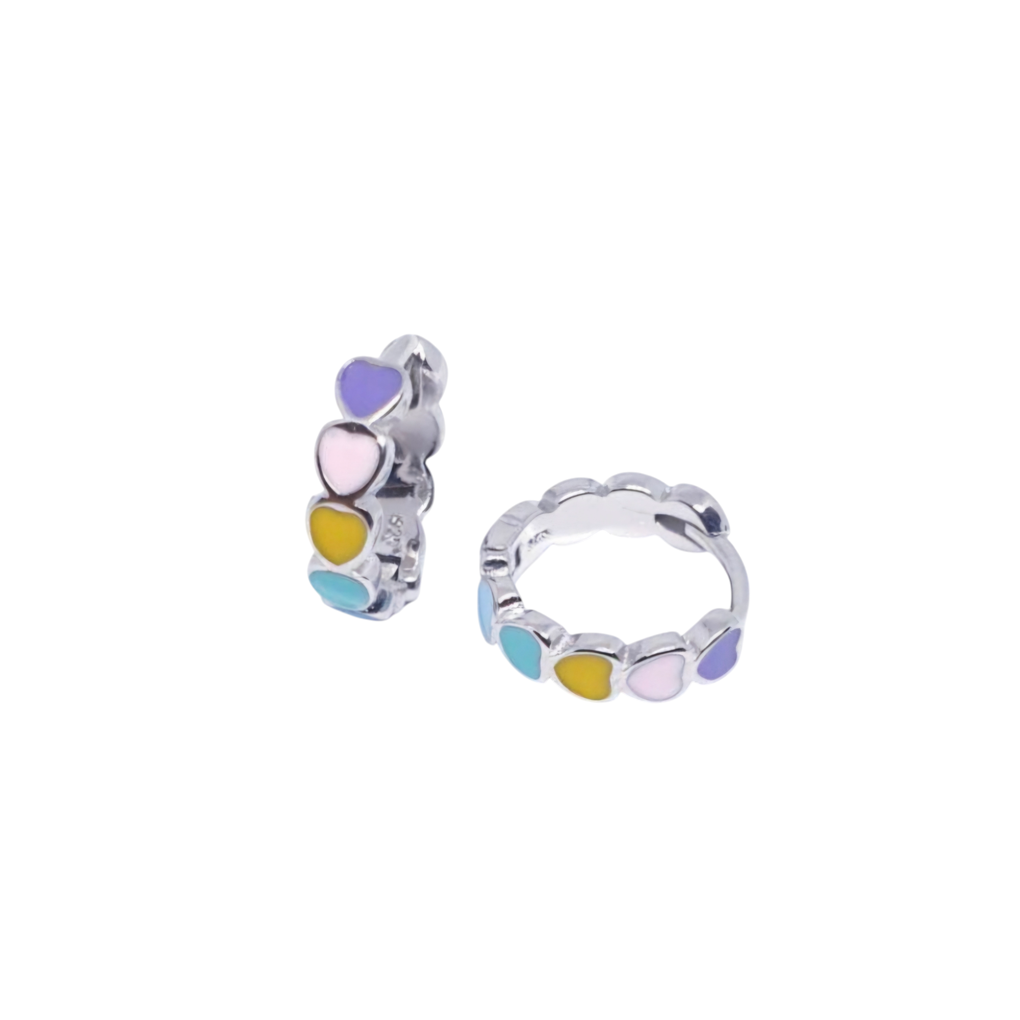Los Pendiente Aro Corazones color son unos  precioso pendiente de aro con cierre de clip, el propio aro esta formado por corazones esmaltados en colores, rosa, violeta, amarillo, azul y blanco Características : Diámetro del aro  11.2  mm Ancho de los corazones  2.7 mm Fabricados en Plata de Ley 925 . Luce increíble con nuestros Pendiente Aro Corazones color. Fabricados en Plata de Ley 925 y con bellos corazones esmaltados en varios colores. ¡Hazte con ellos hoy!