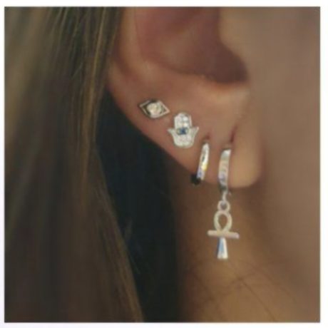 Los Pendiente Aro Cruz de la Vida de plata son unos  precioso pendiente de aro con cierre de clip del que cuelga una pequeña Cruz de la Vida  Características : Diámetro del aro  11.2  mm Largo de cruz 9.1 mm Ancho de cruz 5.9 mm Fabricados en Plata de Ley 925 . Descubre los impresionantes Pendientes Aro Cruz de la Vida en plata de ley 925. ¡Lúcelos con estilo y demuestra tu fe en cada ocasión!