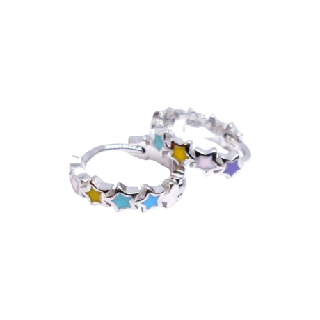 Los Pendiente Aro Estrellas color son unos  precioso pendiente de aro con cierre de clip, el propio aro esta formado por estrellas esmaltadas en colores, rosa, violeta, amarillo, azul y blanco  Características : Diámetro del aro  11.2  mm Ancho de las estrellas   3.2 mm Fabricados en Plata de Ley 925 . Descubre esta joya, unos hermosos pendientes de aro con estrellas esmaltadas en varios colores. Hechos de Plata de Ley 925. ¡Ordena los tuyos ahora!
