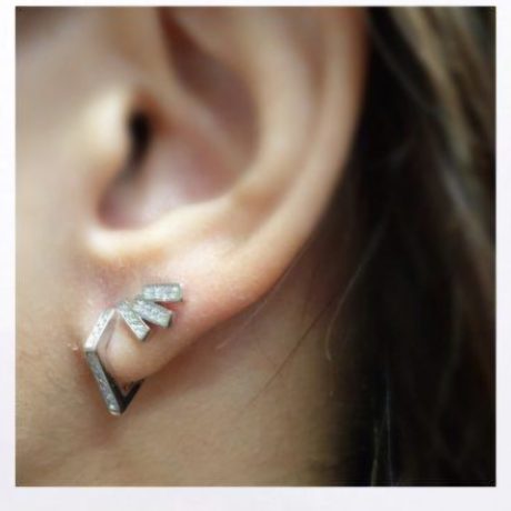 Los Pendiente Aro triangular de plata  son unos  precioso pendiente de aro con cierre de clip con forma triangular con circonitas transparentes en la parte frontal del pendiente Características : Diámetro del aro  11.5 mm Ancho del aro  2.0 mm Espesor del aro 1.5 mm Fabricados en Plata de Ley 925 . Luce siempre elegante con los Pendiente Aro triangular de plata. Diseño triangular con circonitas transparentes, ¡un must-have para tus conjuntos!