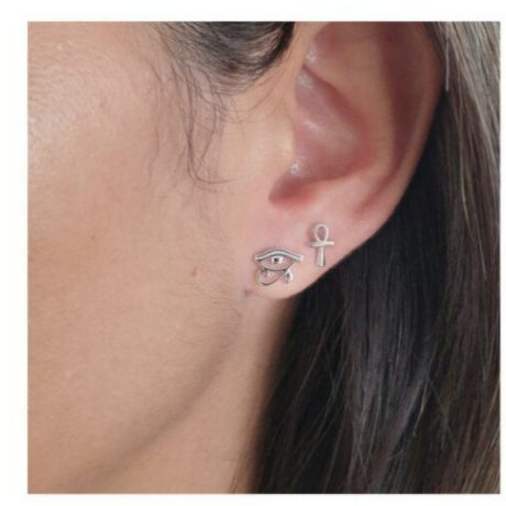 Los Pendiente Cruz de la Vida de plata  son unos  bonitos pendientes con forma de cruz de la vida. Características : Ancho de la cruz  5 mm Alto de la cruz 8.5 mm Palito 10 mm Incluye tuerca de presión de plata Fabricados en Plata de Ley 925 . Luce con estilo estos bonitos Pendiente Cruz de la Vida de plata. Fabricados en Plata de Ley 925 y con un diseño único. ¡Completa tu look con ellos hoy!