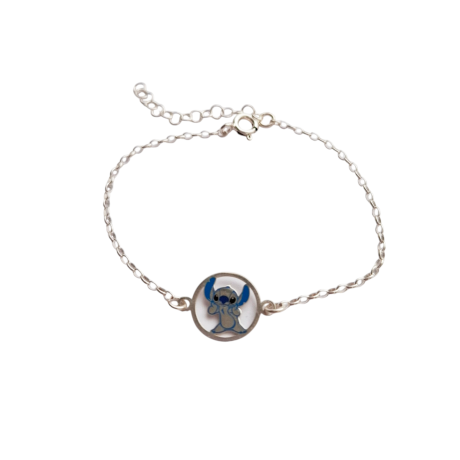 La Pulsera Niña Stich de plata  es una divertida pulsera de cadena adaptable con una circunferencia en el centro y dentro la figura del Stich el personaje infantil televisivo, con esmaltes de color azul y negro. Material: Plata de 1ª Ley 925 mil. Medida: cadena: 15 cm. + 3cm. Circunferencia de Stich: 11.7 mm. Cierre reasa Cadena adaptable. Conjunta esta pulsera con los pendientes a juego de Stich Divertida pulsera de plata con el adorable Stich. Combínala con los pendientes a juego para un look encantador. ¡Hazte con la tuya ahora!