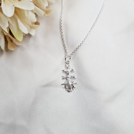 El Collar Cruz de Caravaca mediana es un precio collar  lleno de simbolismo fabricado en plata de ley  925 con una cadena de eslabones sencillos y en su centro una Cruz de Caravaca. Medidas del Collar Cruz de Caravaca mediana : Cadena 45 cm Cadena 40 cm Espesor de la cadena 0.7 mm Ancho de la Cruz mm 11.5 mm Altura de la Cruz mm 22.7 mm Esta cruz la puedes conseguir con cadena de 40 cm, con cadena de 45 cm o sin cadena. Descubre el Collar Cruz de Caravaca Mediana, una joya de plata de ley 925 llena de simbolismo y espiritualidad. ¡Llévatelo hoy!