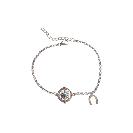 La Pulsera Rosa del viento de Plata es una pulsera de cadena, con motivo central de una rosa del viento   y al lado un colgando un pequeña herradura. Todo fabricado en  PLATA DE LEY 925. Esta pulsera viene presentada en un cartoncito ilustrado con la frase (YA SABES EL CAMINO, QUE NADA TE DETENGA ) Medidas de la  Pulsera Rosa del viento de Plata Longitud de pulsera 15.5 cm Diámetro de la Rosa del Viento 13 nm Ancho de la herradura 7.6 mm Altura de la herradura 9 mm Extensión  3.5 cm Descubre la elegancia de la Pulsera Rosa del viento de Plata con su diseño único de rosa del viento y herradura. Hazla tuya y brilla con estilo!