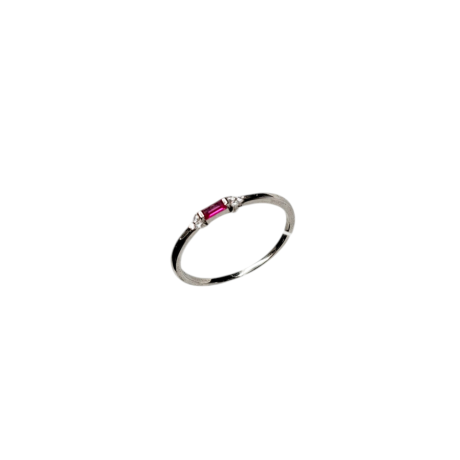 El Anillo Circonita Rosa es un anillo de plata sencillo y a la vez precioso con una pequeña circonita rectangular de color rosa  en el centro  y a cada lado tres pequeñas circonitas transparentes. Medidas del Anillo Circonita Rosa : Espesor de aro: 1.7 mm Ancho: 1.5 mm. Ancho de la Circonita Rosa : 1.7 mm Longitud de la Circonita Rosa: 5 mm Fabricado en plata de ley 925. Descubre la belleza del Anillo Circonita Rosa, una joya de plata con circonitas rosa y transparentes. ¡Realza tu estilo y luce elegante con este anillo!