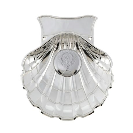 La Concha Metal Plateado Virgen del Pilar,  es un elegante y simbólico accesorio que utilizamos en la ceremonia bautismal, destacando su diseño refinado, en su interior tiene una chapa redonda donde esta grabada la Virgen del Pilar. Esta es la concha ideal para los devotos de la Virgen del Pilar .  Descubre la elegancia de la Concha Metal Plateado Virgen del Pilar, un accesorio simbólico perfecto para la ceremonia de bautismo. ¡Adquiere la tuya hoy!
