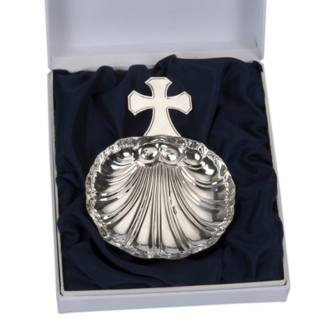 La  Concha Bautizo Plata de Ley 925, es un elegante y simbólico accesorio utilizado en la ceremonia bautismal, destacando una cruz en su parte superior lo que hace que su diseño sea refinado y elegante . Este objeto, generalmente grabado, sirve para verter el agua bendita sobre la cabeza del bebé, y se convierte en un recuerdo duradero que puede ser conservado y transmitido como una preciada herencia familiar Selecciona Klarna como método de pago en el proceso de compra para pagar en cómodas cuotas. Descubre la Concha Bautizo Plata de Ley 925, un símbolo de pureza y elegancia en la ceremonia bautismal. Hazla parte de tu tradición familiar.