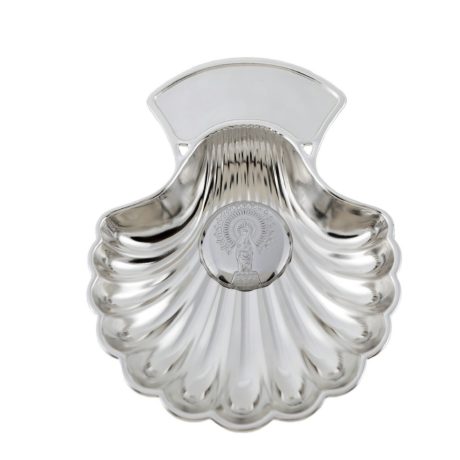 La Concha Bautizo Metal Plateado Virgen del Pilar,  es un elegante y simbólico accesorio que utilizamos en la ceremonia bautismal, destacando su diseño refinado, en su interior tiene una chapa redonda donde esta grabada la Virgen del Pilar. Esta es la concha ideal para los devotos de la Virgen del Pilar . Descubre la Concha Bautizo Metal Plateado Virgen del Pilar, un elegante recuerdo para la ceremonia. Ideal para fortalecer la conexión familiar.