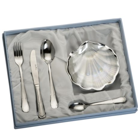 El  Set Bautizo Concha nácar  y  Cubertería  contiene una preciosa concha  nácar con un filo bañado en plata y una cubertería infantil que viene presentado en una estuche forrado de raso, lo que hace de este set un regalo ideal. 