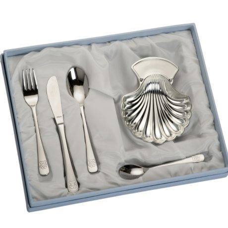 El  Set Concha Metal Plateado y Cubiertos Oso contiene una preciosa concha  metálica plateada y una cubertería infantil  con un oso que viene presentado en una estuche forrado de raso, lo que hace de este set un regalo ideal. Selecciona Klarna como método de pago en el proceso de compra para pagar en cómodas cuotas. Regala el Set Concha Metal Plateado y Cubiertos Oso, ideal para el bautismo. ¡Haz de este recuerdo un símbolo de amor y tradición!
