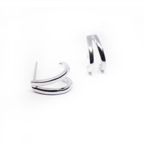 Los Pendiente Doble  Garra de plata son unos preciosos y originales  pendientes que simulan a dos pequeños aros o una garra de dos. Características: Longitud 9.6 mm Ancho 6.7 mm en la parte mas ancha Tuerca de presión Plata de ley 925 Descubre nuestros Pendiente Doble Garra de plata, unos originales y preciosos pendientes que simulan dos pequeños aros. ¡Completa tu look con estilo!