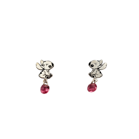 Los Pendiente niña Stich rosa en plata son unos  divertidos pendientes con forma de Stich el famoso personaje televisivo, del que cuelga una pequeña circonita redonda de color rosa. Características de los Pendiente niña Stich rosa en plata  : Figura de Stich: 9.4 mm. Bolita de circonita 4.7 mm Incluye tuerca de presión de plata Fabricados en Plata de Ley 925 . Dale a tu hija un toque de diversión con los pendientes de Stich rosa en plata. ¡Unos pendientes adorables que complementarán su estilo!