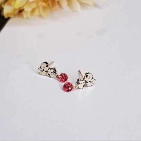 Los Pendiente niña Stich rosa en plata son unos  divertidos pendientes con forma de Stich el famoso personaje televisivo, del que cuelga una pequeña circonita redonda de color rosa. Características de los Pendiente niña Stich rosa en plata  : Figura de Stich: 9.4 mm. Bolita de circonita 4.7 mm Incluye tuerca de presión de plata Fabricados en Plata de Ley 925 . Dale a tu hija un toque de diversión con los pendientes de Stich rosa en plata. ¡Unos pendientes adorables que complementarán su estilo!