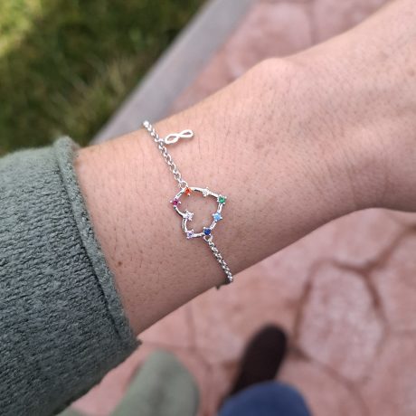 La Pulsera Corazón de plata  es una pulsera de cadena, con motivo central un corazón hueco que en su borde lleva ocho circonitas de colores y al lado cuelga un pequeño infinito . Esta pulsera viene presentada en un cartoncito ilustrado con la frase (HAY PERSONAS A LAS QUE VOY A QUERER ....TODA LA VIDA) Medidas de la  Pulsera Corazón de plata Longitud de pulsera 14.8 cm Ancho del corazón   15 nm Altura del Corazón 14,3 mm Ancho del infinito   4.0 mm Altura del infinito 8 mm Extensión  3,5 cm Plata de ley 925 La Pulsera Corazón de plata es un regalo ideal con su diseño elegante y circonitas de colores. ¡Descúbrela y enamórate hoy!