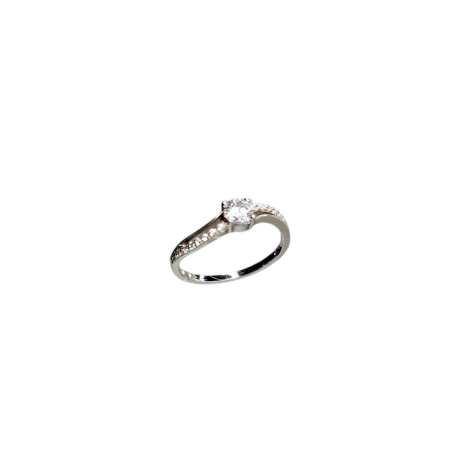 El Anillo  Artemisa de plata, es un anillo fabricado en  plata de ley 925, con una circonita central engarzada y dos líneas que salen de ella una repleta de pequeñas circonitas y otra una línea de plata lisa acabando en el  aro que forma el anillo.  Características  del Anillo Artemisa de plata : Ancho de aro: 1.6 mm Espesor del aro: 1.4 mm Diámetro de circonita central 5 mm Plata de Ley 925 Descubre el elegante Anillo Artemisa de plata con circonitas brillantes. Consulta tu talla y añade un toque de sofisticación a tu look.
