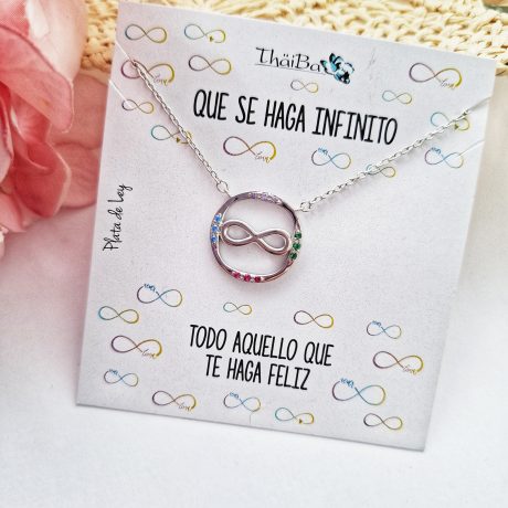 El Collar Infinito con color de plata es una preciosa gargantilla fabricada en plata de ley con una cadena de plata en el centro  cuelga un infinito rodeado por un circulo que tiene 12 circonitas de colores 3 violentas 3 verdes, 3 fucsia y 3 azules. Medidas del Collar infinito  con color de plata Longitud 40 cm Extensión 5 cm. Diámetro del circulo 18 mm Ancho del infinito  13.4 mm Altura del infinito 4.7 mm Esta collar viene presentada en un cartoncito ilustrado con la frase  » QUE SE HAGA INFINITO TODO AQUELLO QUE TE HAGA FELIZ » Descubre la elegancia del Collar Infinito con color de plata, adornado con circonitas vibrantes. Regálate felicidad y estilo infinito hoy.